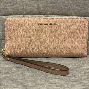 Micheal Kors jet set travel continental wallet